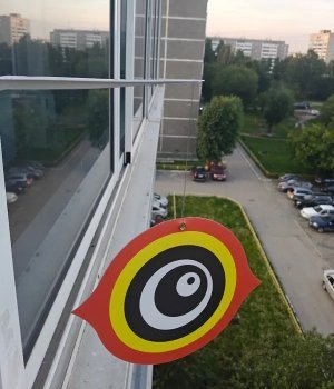 Візуальний відлякувач птахів біля вікна